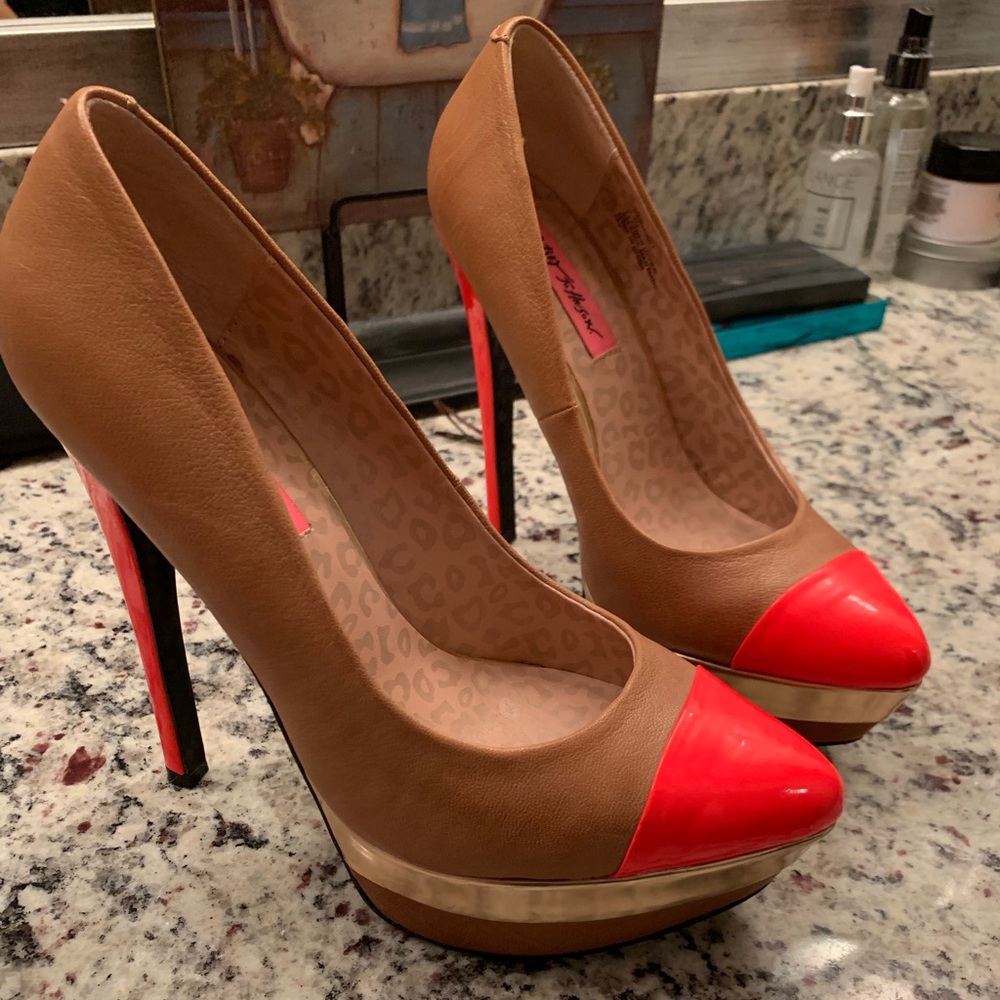 Camel & Coral Betsey Johnson pumps